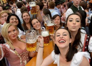 Создать мем: праздник пива в германии 2015 фото, фестиваль пива в германии, октоберфест в германии фото
