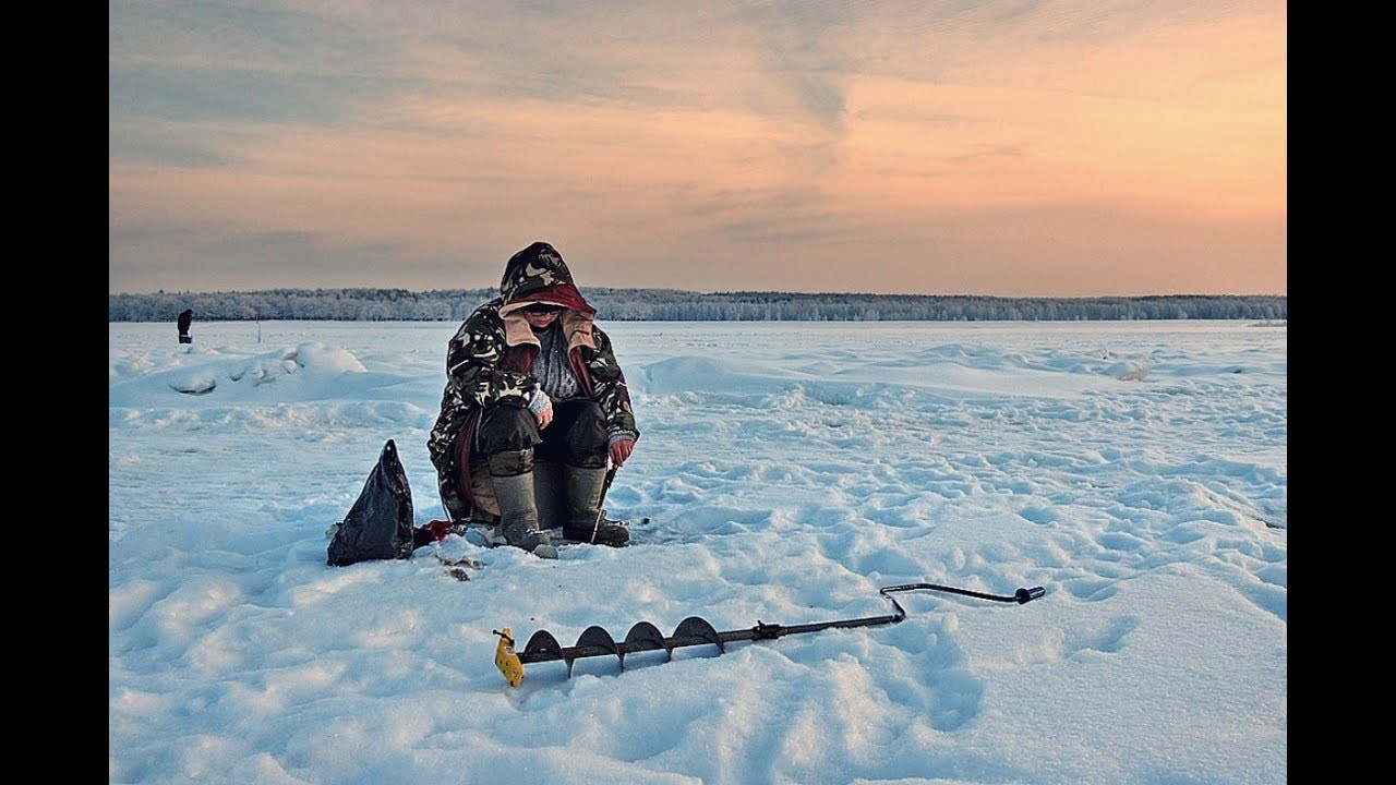 Хорошей зимней рыбалки. Рыбак зимой. Фотосессия зимней рыбалки. Зимняя рыбалка на Волге. Рыбаки на рыбалке зимой.