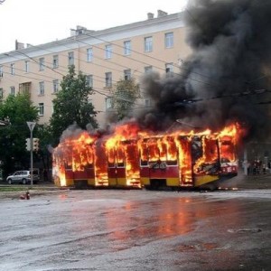 Создать мем: пожар в автобусе, возгорание автобуса картинки, фото в москве горит автобус