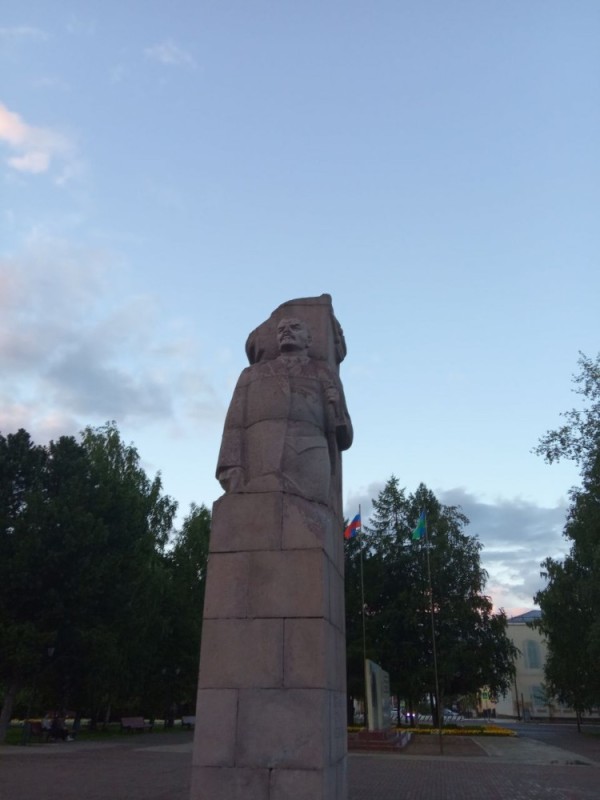 Create meme: monument to Lenin in Syktyvkar, Lenin monument , monument