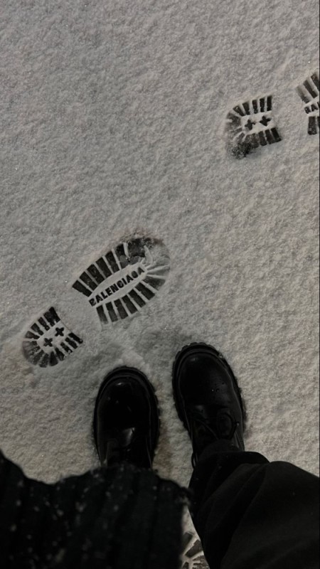 Создать мем: следы человека на снегу, обувь, следы ног