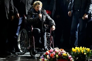 Создать мем: юлия тимошенко на майдане, горшенев на инвалидном кресле, тимошенко на коляске