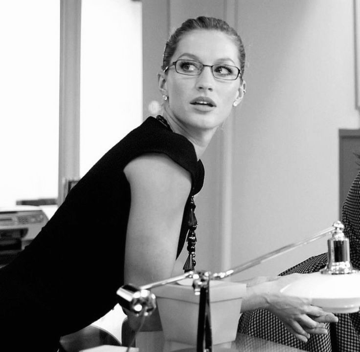 Create meme: Gisele Bundchen The devil wears prada, Emily Blunt The Devil wears Prada, makeup office siren