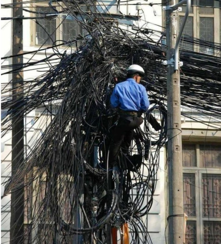 Create meme: electrician's nightmare, jokes of electricians, tangled wires