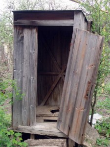 Создать мем: туалет на улице, деревенский туалет с сердечком, старый деревянный туалет