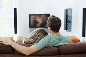 Создать мем: влюбленные, смотрит телевизор, человек перед телевизором