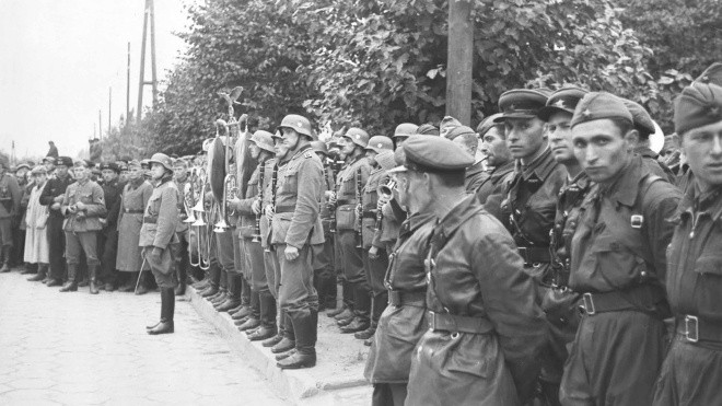 Создать мем: совместный парад вермахта и ркка в бресте, германо советский парад брест 1939, совместный парад вермахта и ркка в бресте 1939