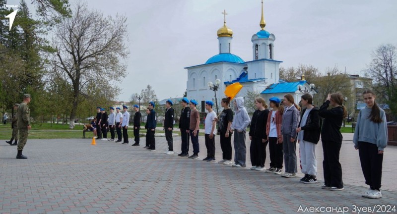 Создать мем: крестный ход, петропавловский храм, покровский собор