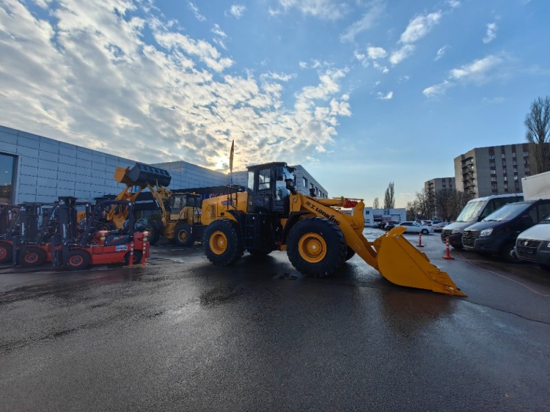 Создать мем: погрузчик xgma xg955h, фронтальный погрузчик frontal 240, фронтальный погрузчик shantui sl50w