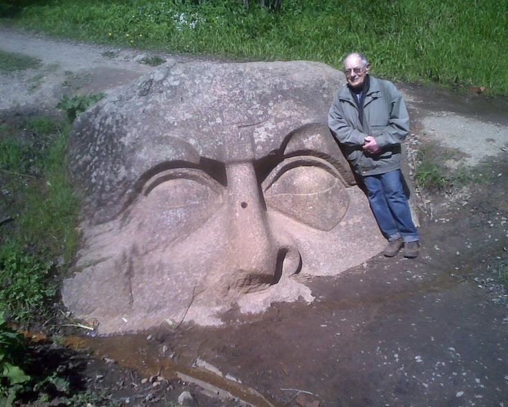 Create meme: stone head in Peterhof, Sergievka in Peterhof head, Peterhof Sergievka stone head