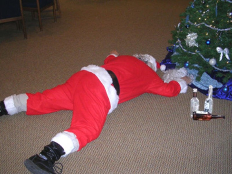 Создать мем: пьяный новый год, уставший дед мороз, пьяный санта клаус