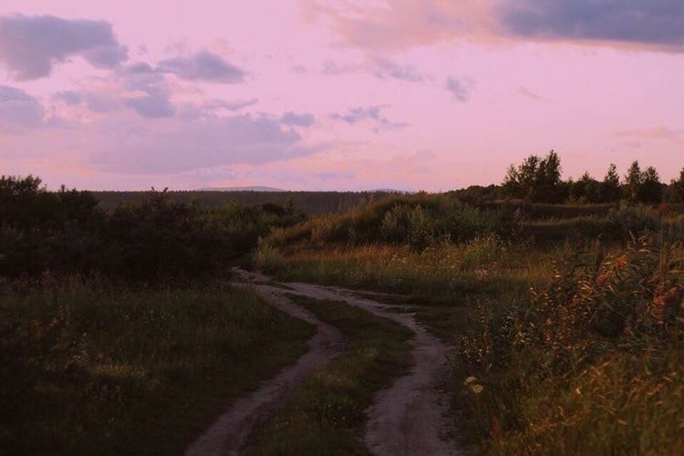 Создать мем: пустырь в деревне, закат, в деревне