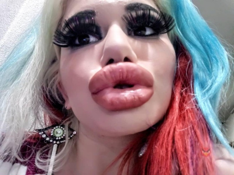 Create meme: plump lips, the girl with the biggest lips, lips 