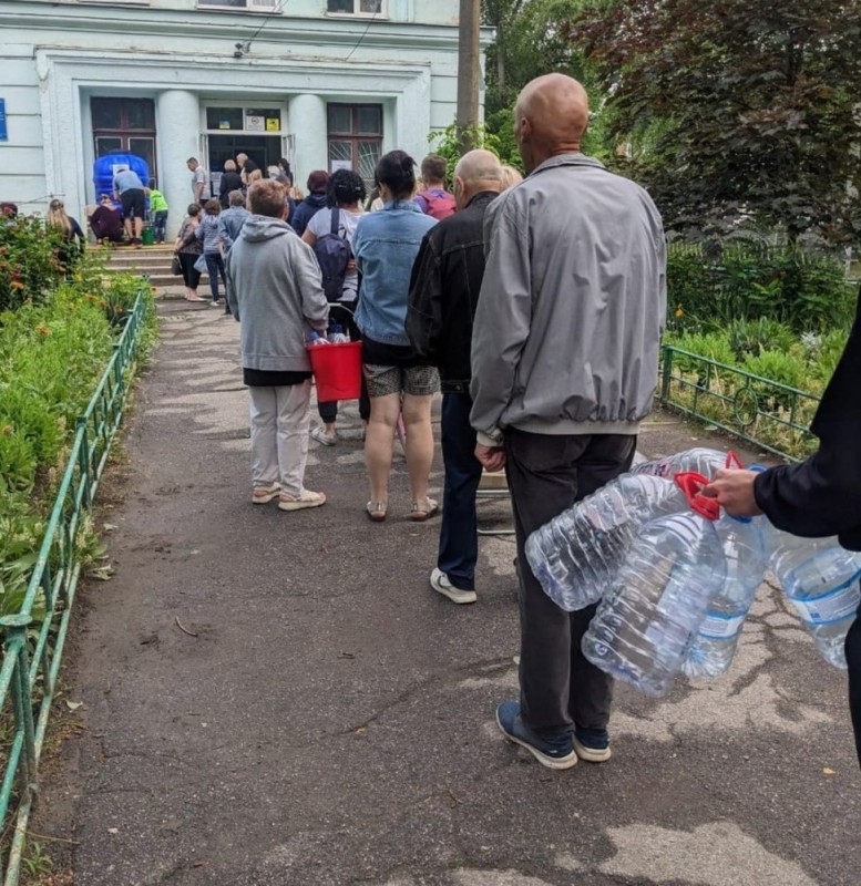 Create meme: queue for water Mariupol, queue for water in Donetsk, turn 