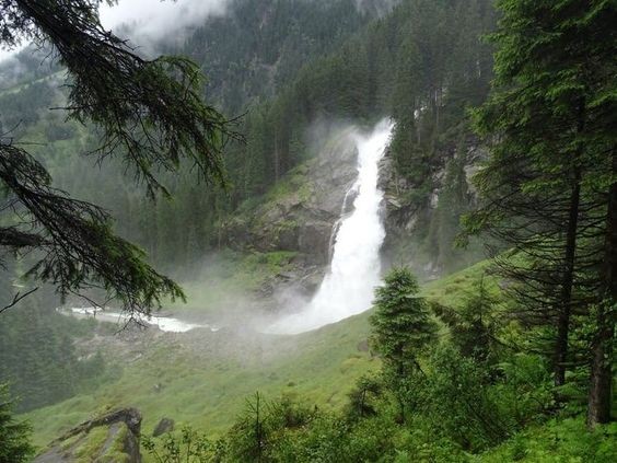 Создать мем: большой водопад, лес водопад, водопады кримль