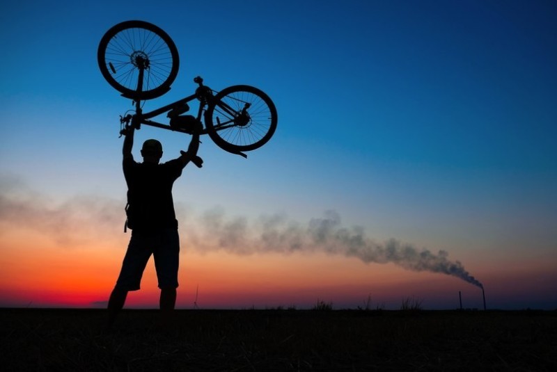 Создать мем: велосипед аттила 7000, темнота, красный закат