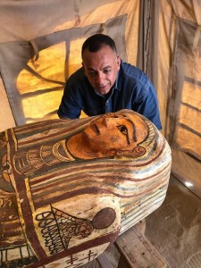 Создать мем: египтолог и мумия, саркофаги, известные археологи египтологи