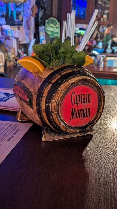 Создать мем: бар, бочка для вина, captain morgan