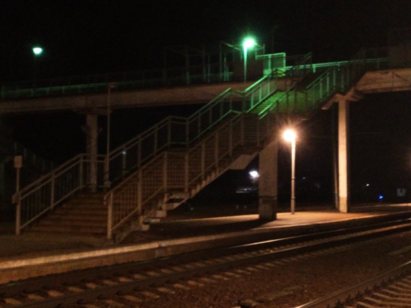 Создать мем: железнодорожная станция, вокзал серпухов ночью, вокзал