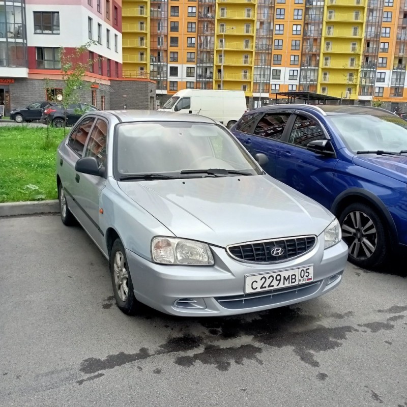 Создать мем: Hyundai Accent II (ТагАЗ), hyundai accent тагаз 2004, хендай акцент серебристый