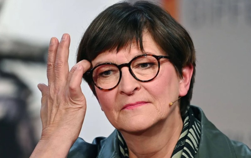 Create meme: German Defense Minister Annegret Kramp-Karrenbauer, Annegret Kramp Karrenbauer, Czech Defense Minister Karla Shlechtova