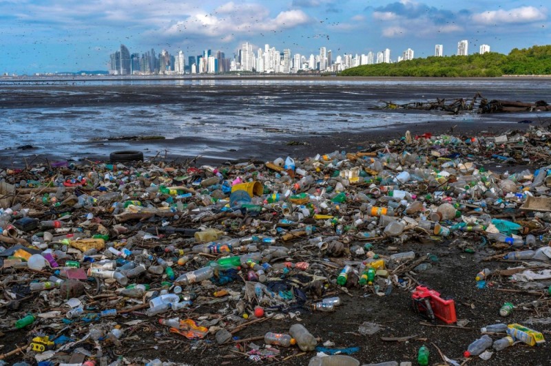 Создать мем: остров из мусора в океане, загрязнение окружающей среды, большое мусорное пятно в тихом океане