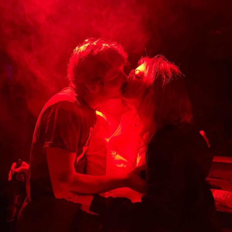 Создать мем: rock aesthetic, a red light, cute couple