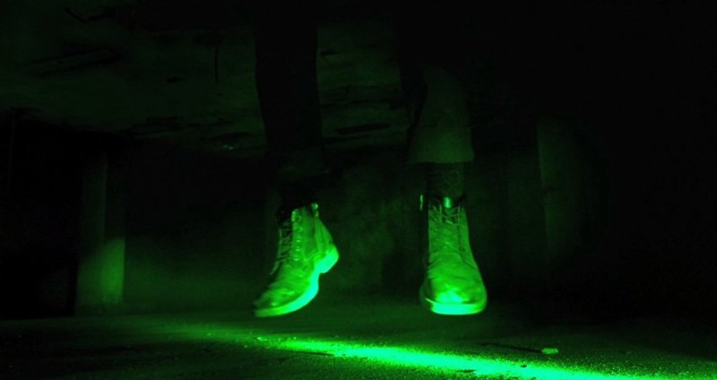 Create meme: light-up sneakers, luminous nike sneakers, sneakers that glow in the dark