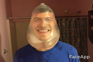 Создать мем: мужчина, презерватив на голове, презик с водой на голове