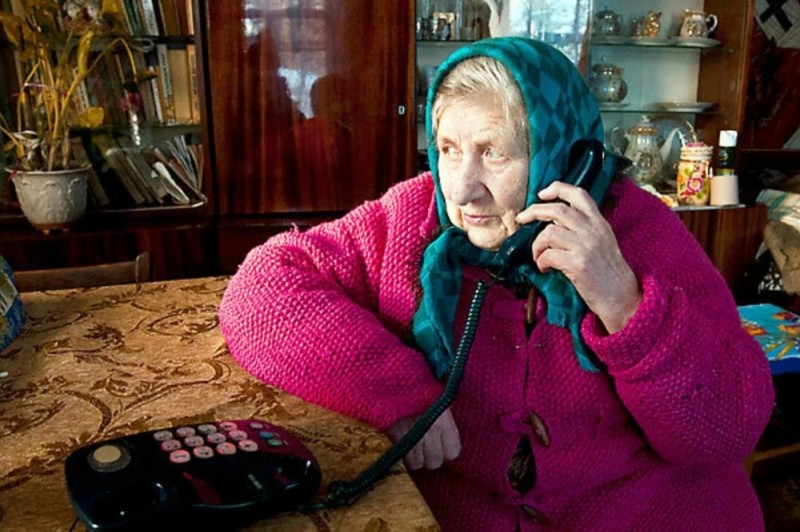 Создать мем: смешная старушка с телефоном, бабушка, бабушка говорит по телефону