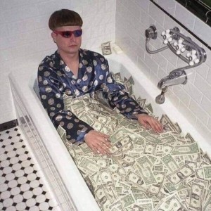 Создать мем: парень в ванной прикольное, купаться в деньгах, ванна с деньгами