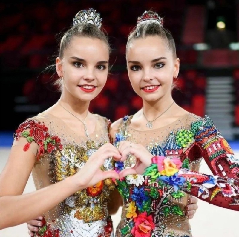 Создать мем: dina averina, дина и арина аверины, сестры аверины