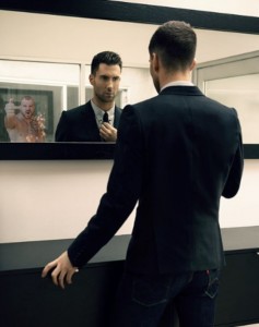 Создать мем: мем мужчина в костюме в зеркале, человек, парень в костюме перед зеркалом