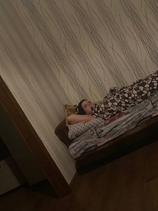 Создать мем: девушка, уютная кровать, постель