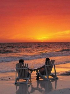 Создать мем: красивый закат на пляже, закат море, двое на закате у моря