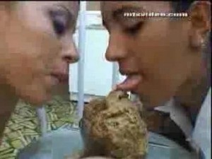 Создать мем: 2girls1cup оригинал, two girls one cup ролик, one cup two girls видео